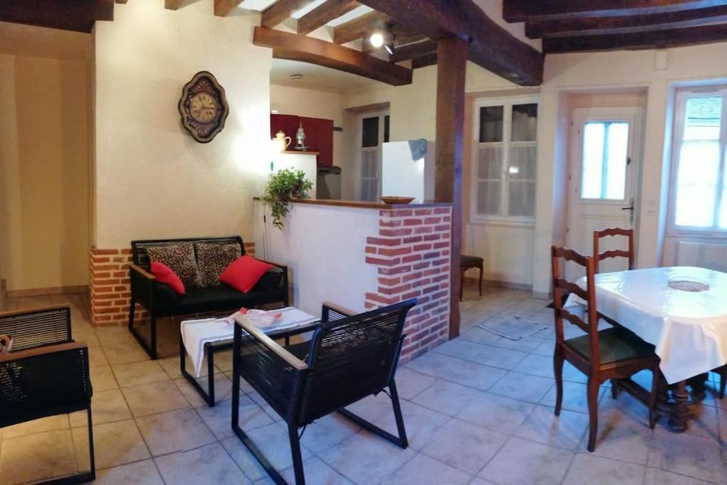 Holiday home Maison Pittoresque Avec Jardinet Mauves-sur-Huisne
